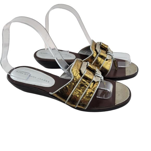 Marc By Marc Jacobs Sandals Size 37.5 7.5 Gold Leather Silver Tone Buckle Thong - Picture 1 of 10
